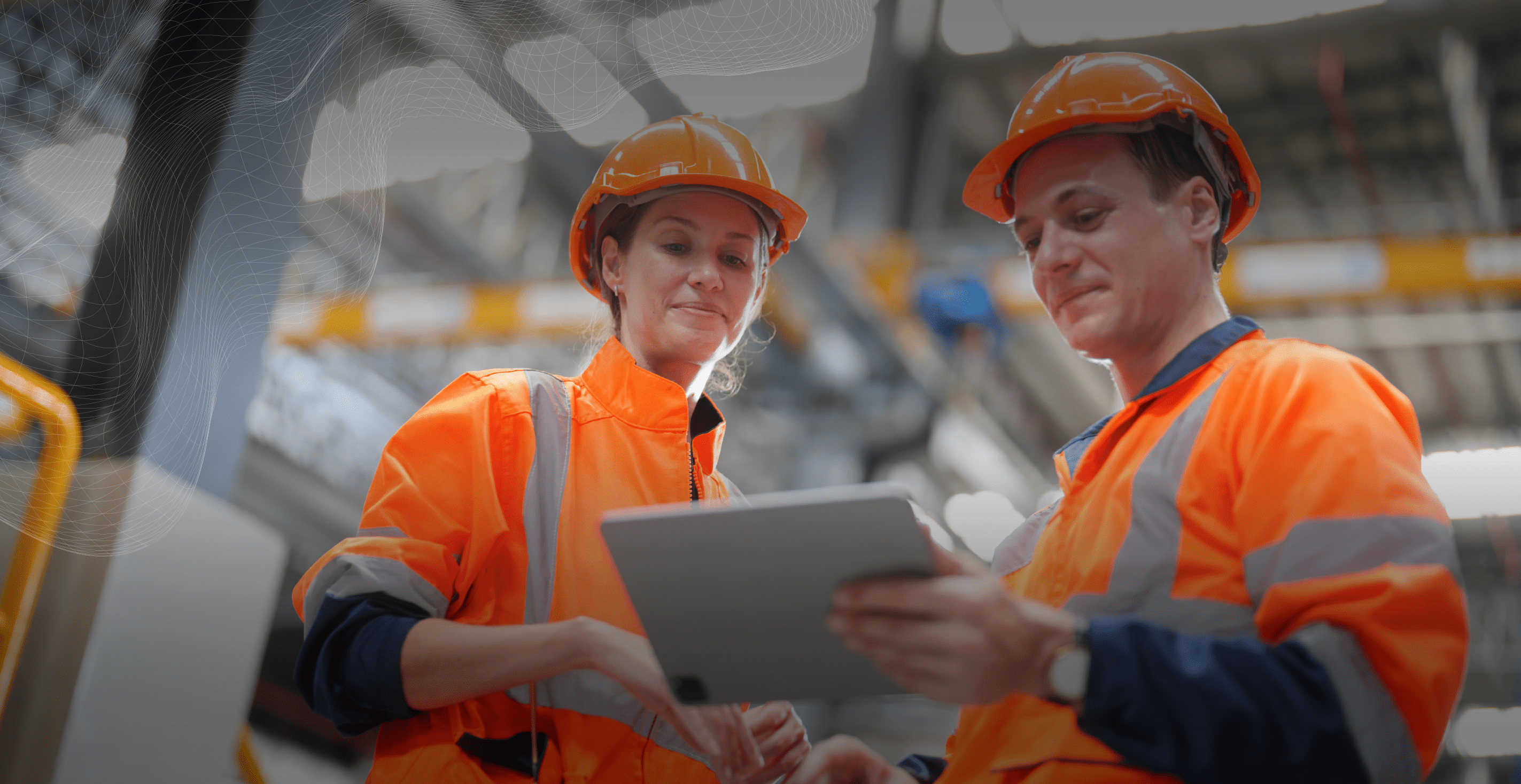 mujer y hombre vestidos con ropa de obra de color naranja y casco